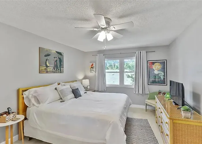 2 Bed 2 Bath Centrally Located On Siesta Key