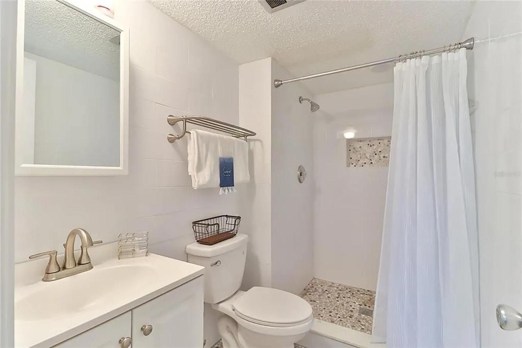 2 Bed 2 Bath Centrally Located On Siesta Key