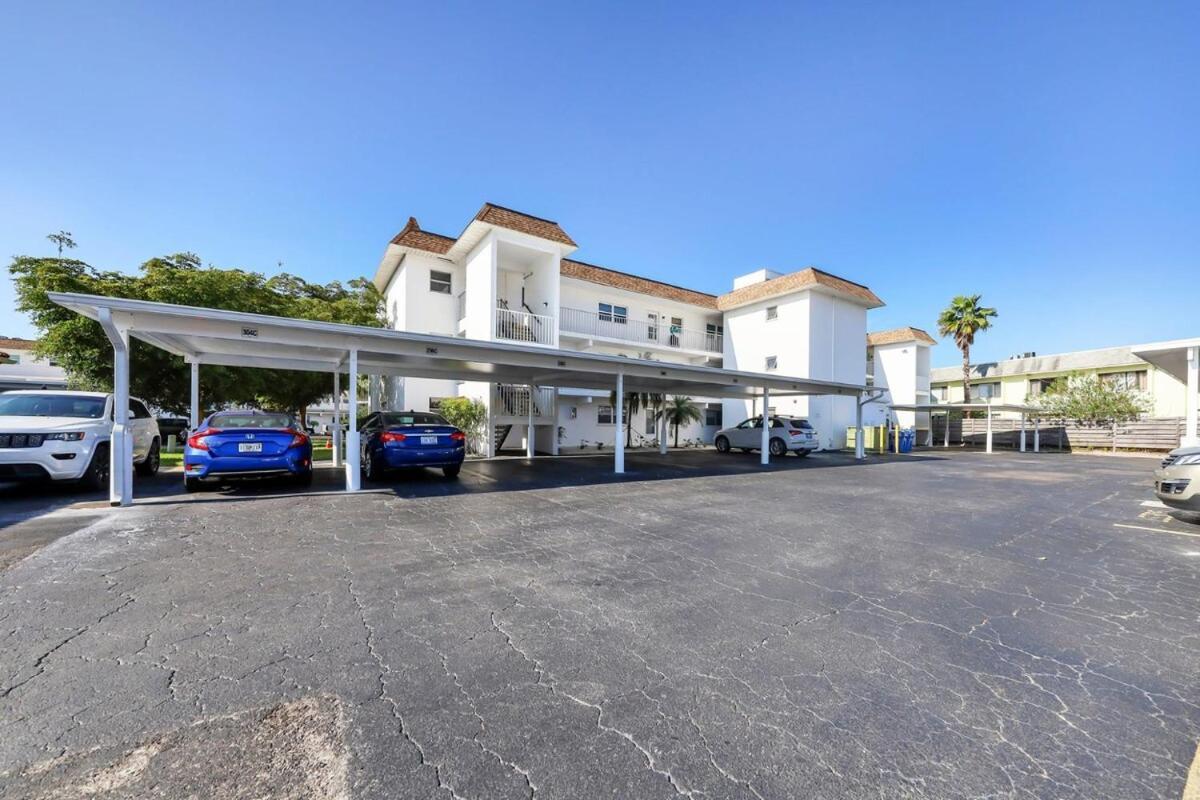 2 Bed 2 Bath Centrally Located On Siesta Key Holiday home